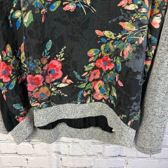 Kut from the Kloth Women's Floral Rayon Panel Gray Knit Pullover Top Large - Picture 3 of 6